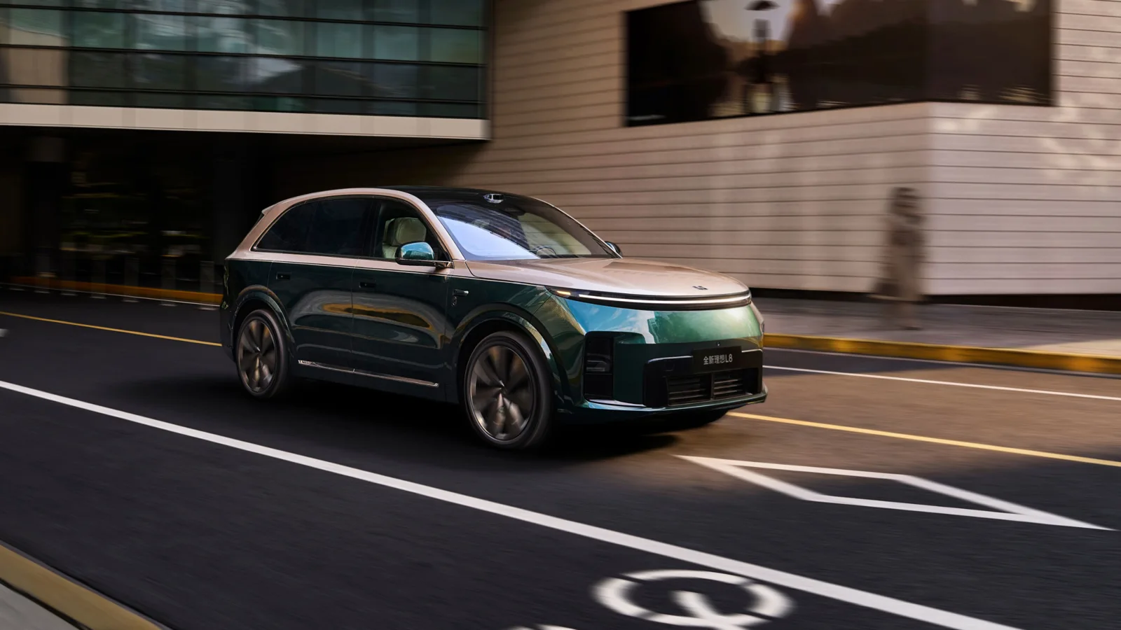 Li Auto L8 · Exterior three-quarter · view 1