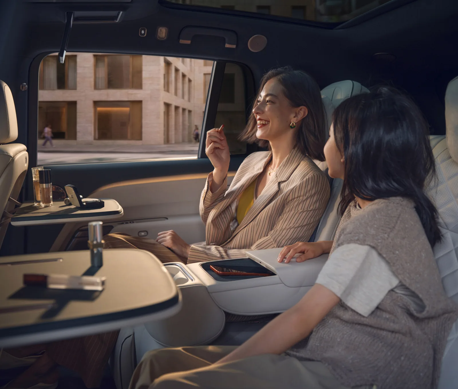 Li Auto L8 · Rear tables · view 9