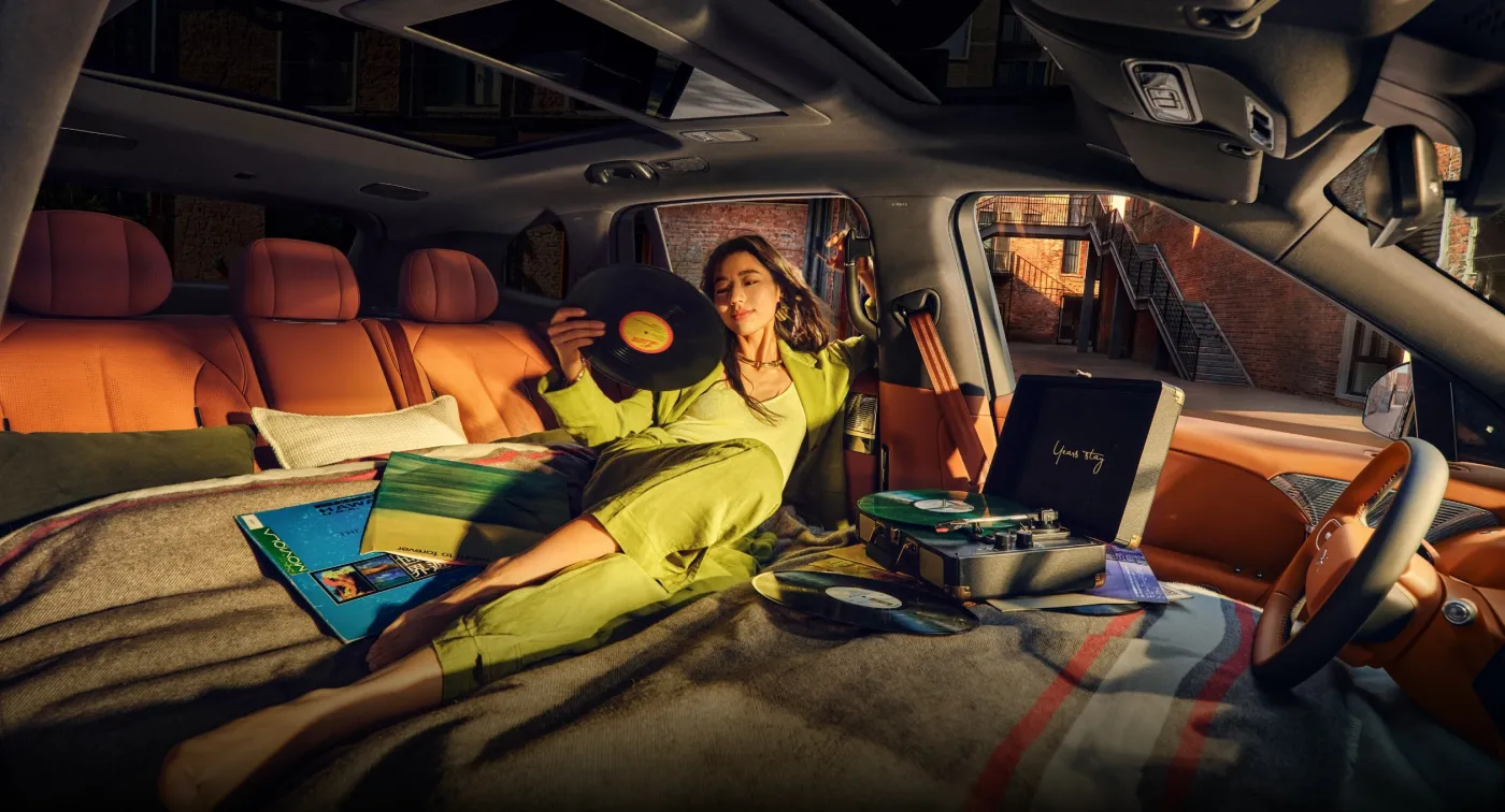 XPENG G9L · Rear passenger recline · view 10