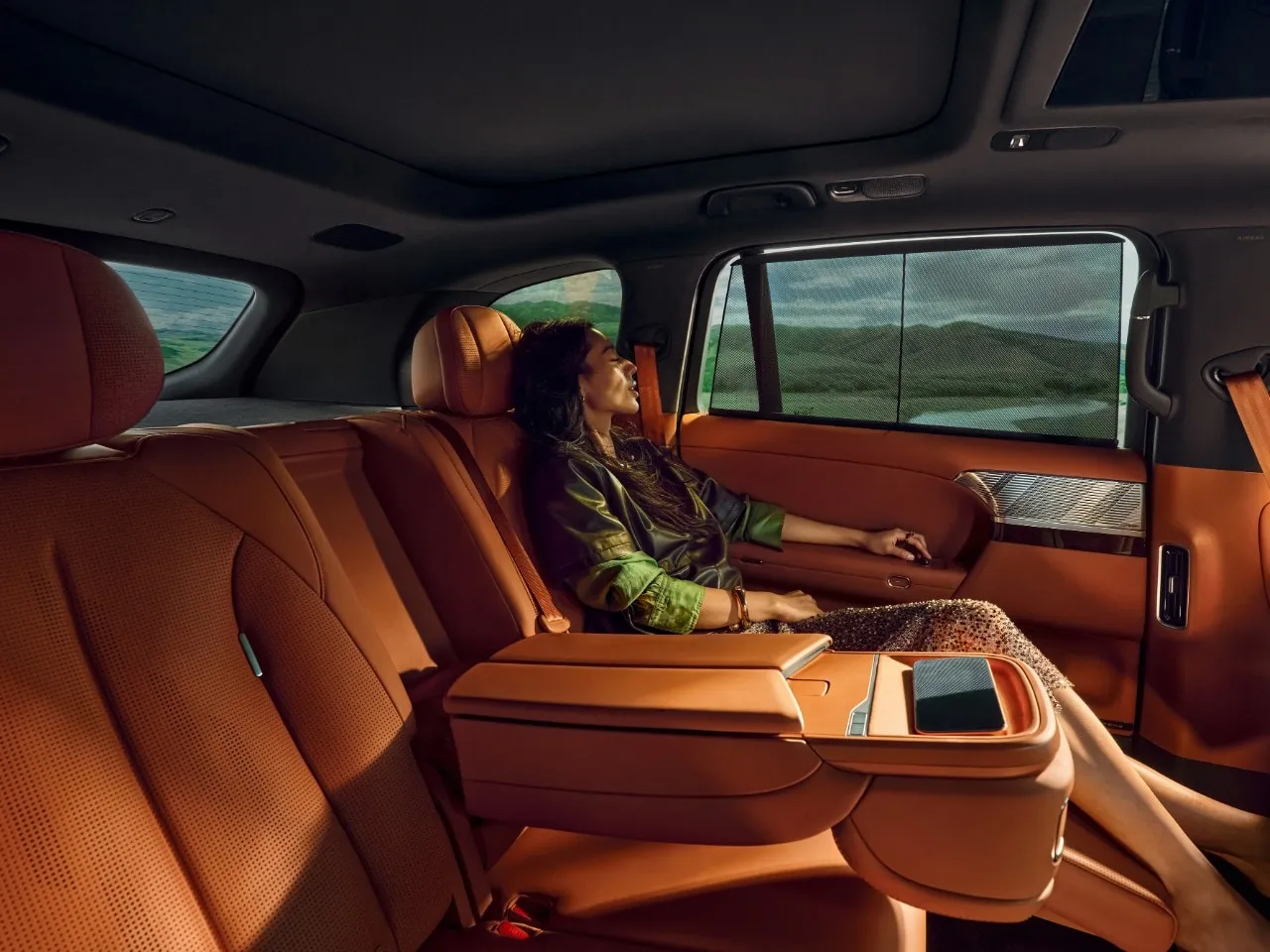XPENG G9L · Rear console and table · view 3