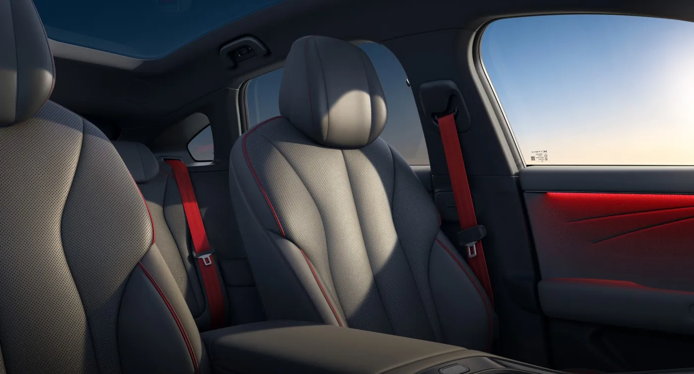 XPENG P7+ · Front seats · view 2