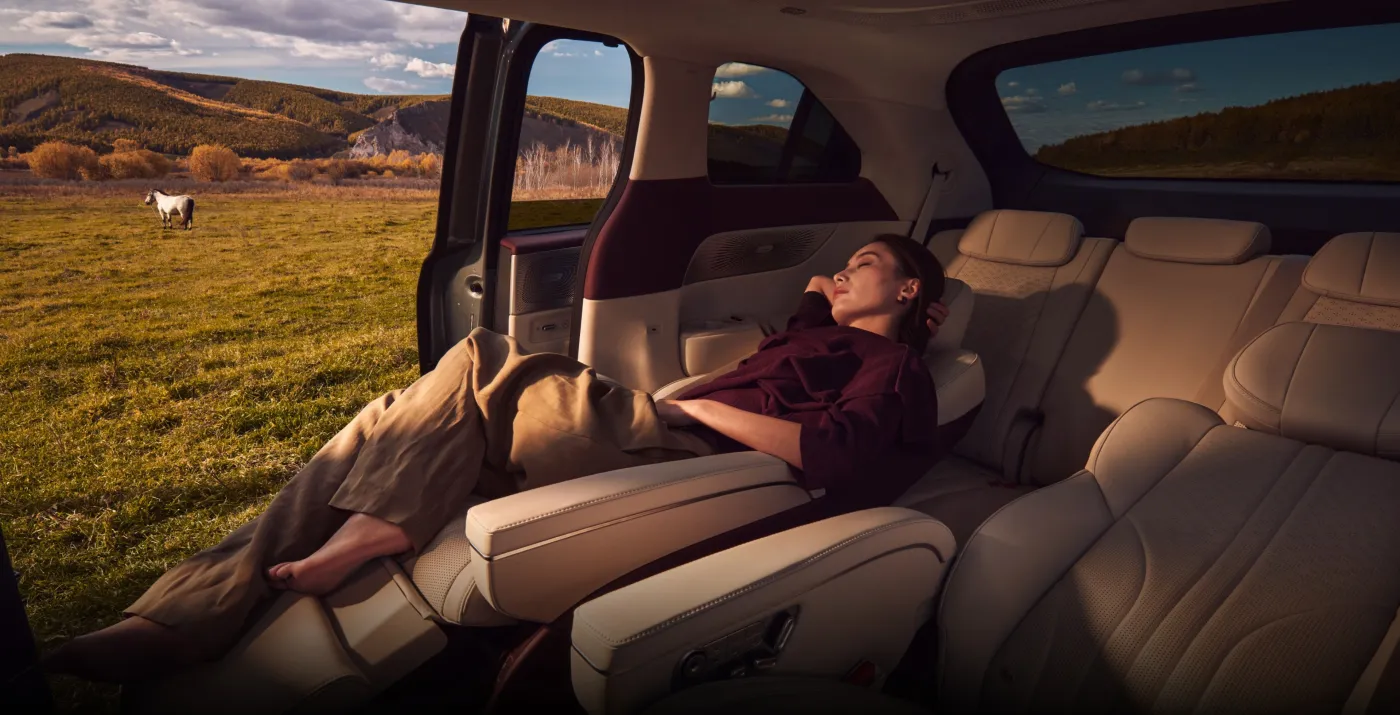 XPENG X9 · Second-row recline · view 7